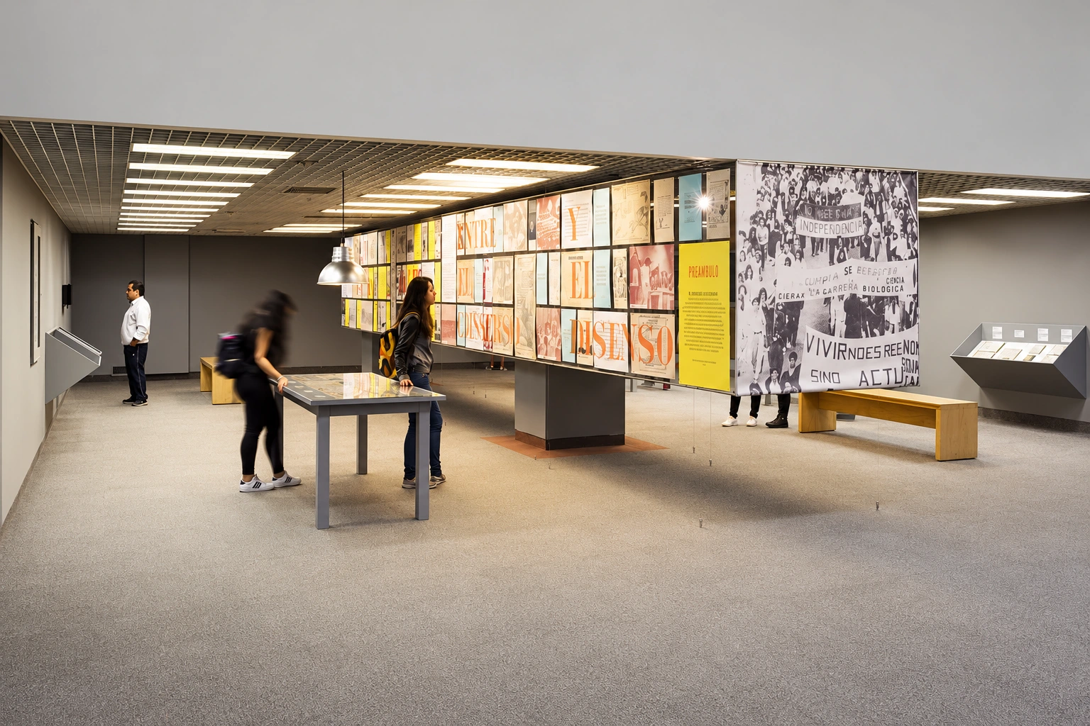 vitrines-tables pour les documents — De tout le monde