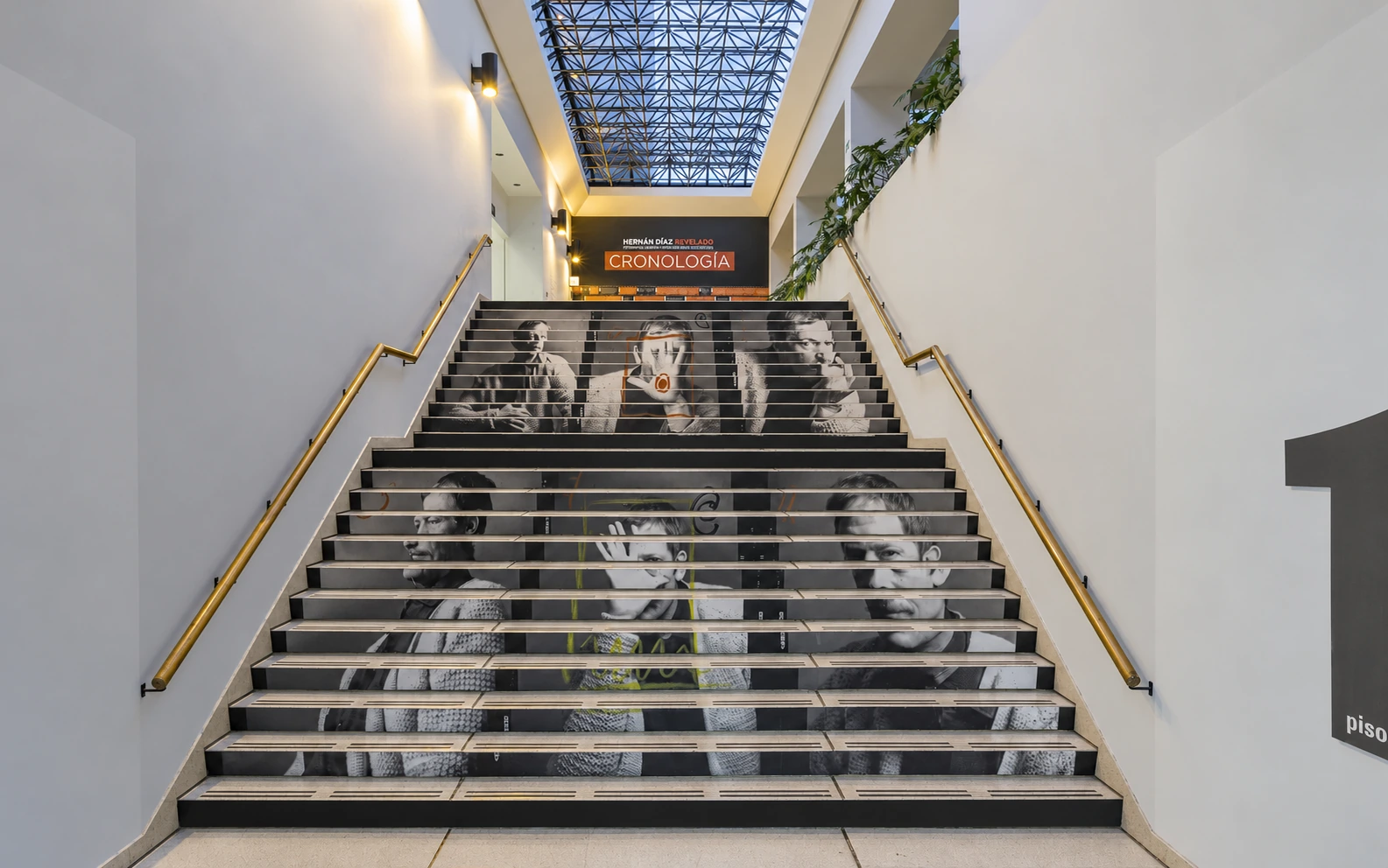 la escalera de acceso como galería de retratos — Hernán Díaz revelado