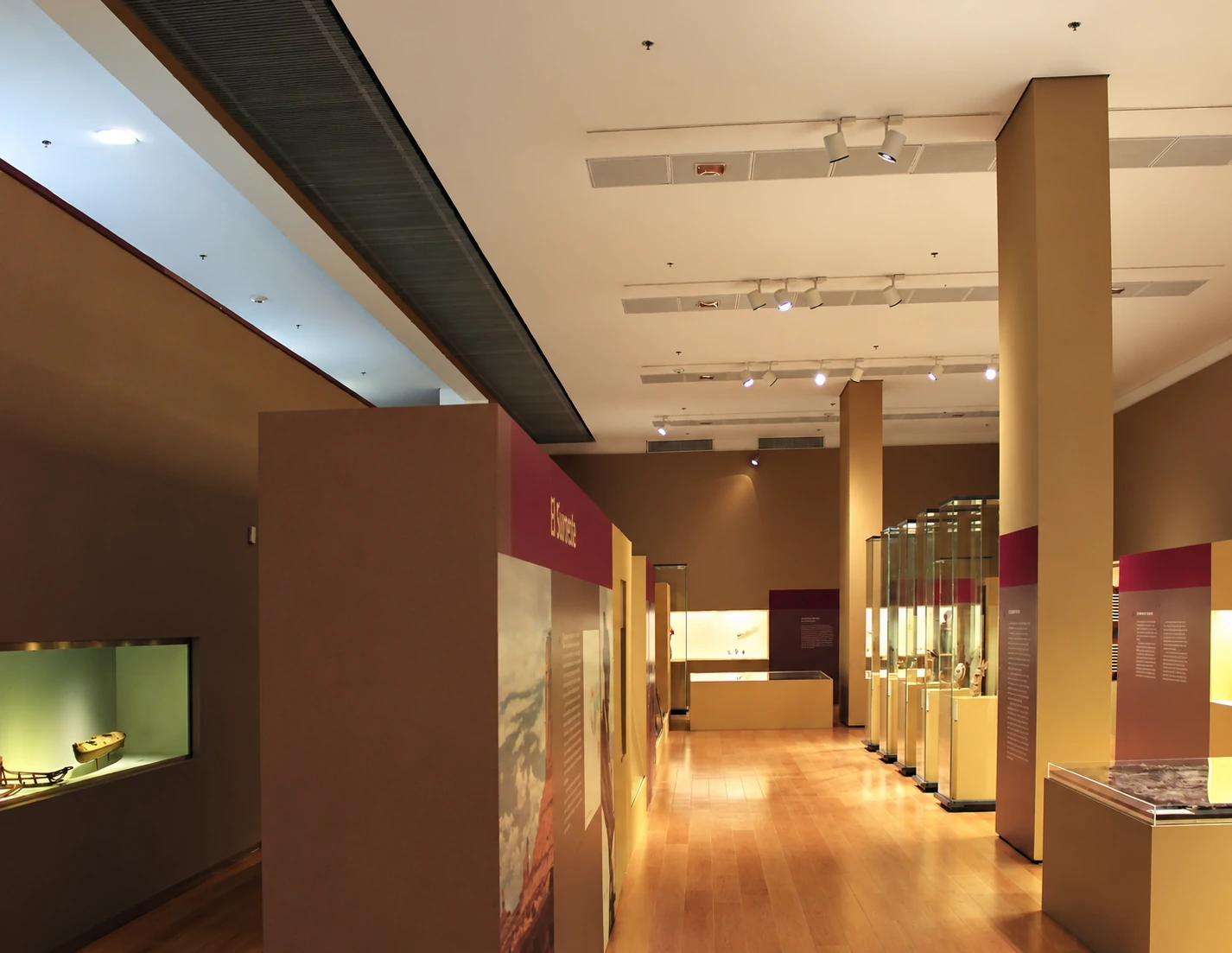 salle de vitrines murales — Amérindiens d’Amérique du Nord : traditions et transitions