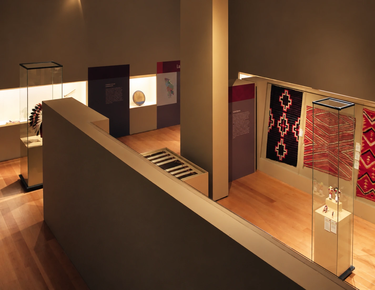 textile et vitrine sur le garde-corps — Amérindiens d’Amérique du Nord : traditions et transitions
