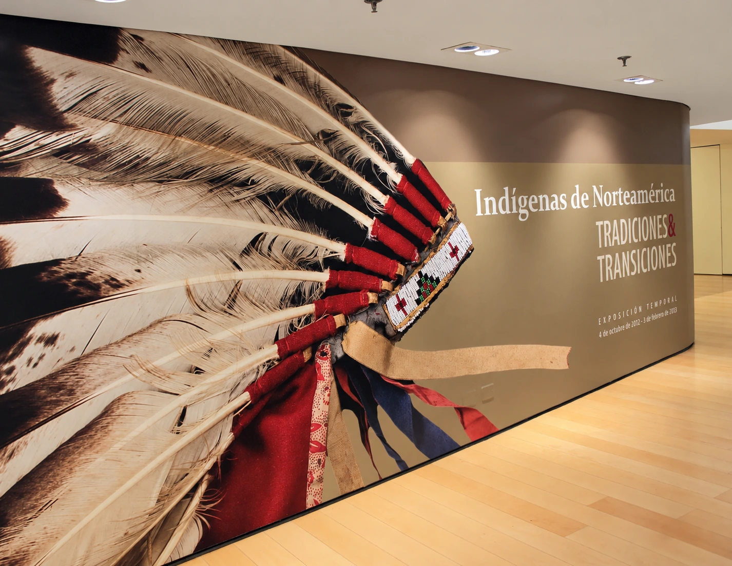 mur de titre avec le graphisme de l’exposition — Amérindiens d’Amérique du Nord : traditions et transitions