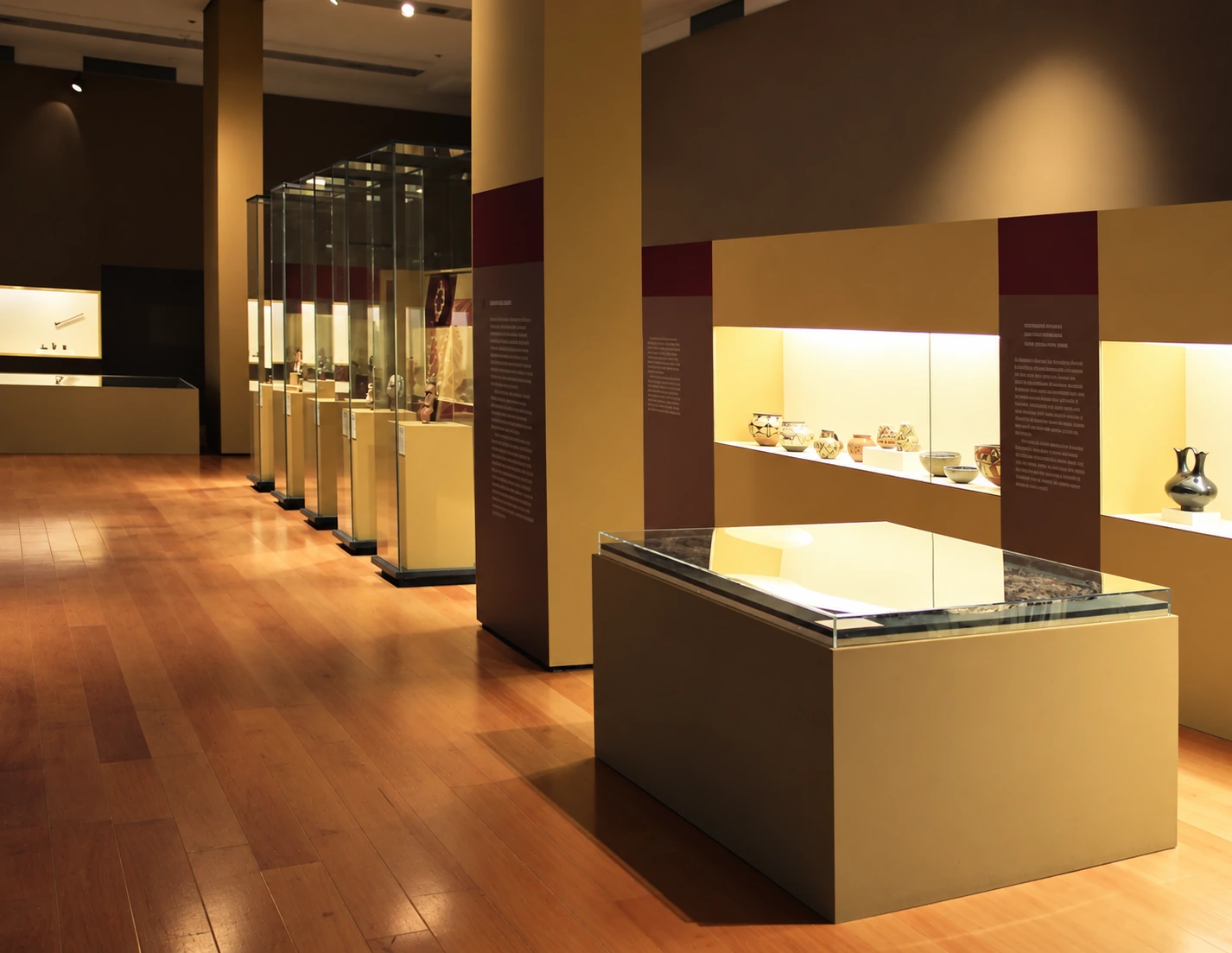 vitrines-tables et vitrines sur pied — Amérindiens d’Amérique du Nord : traditions et transitions