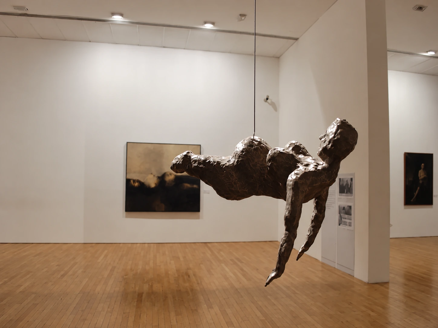 sculpture suspendue — Habeas Corpus : puisses-tu avoir un corps à exposer