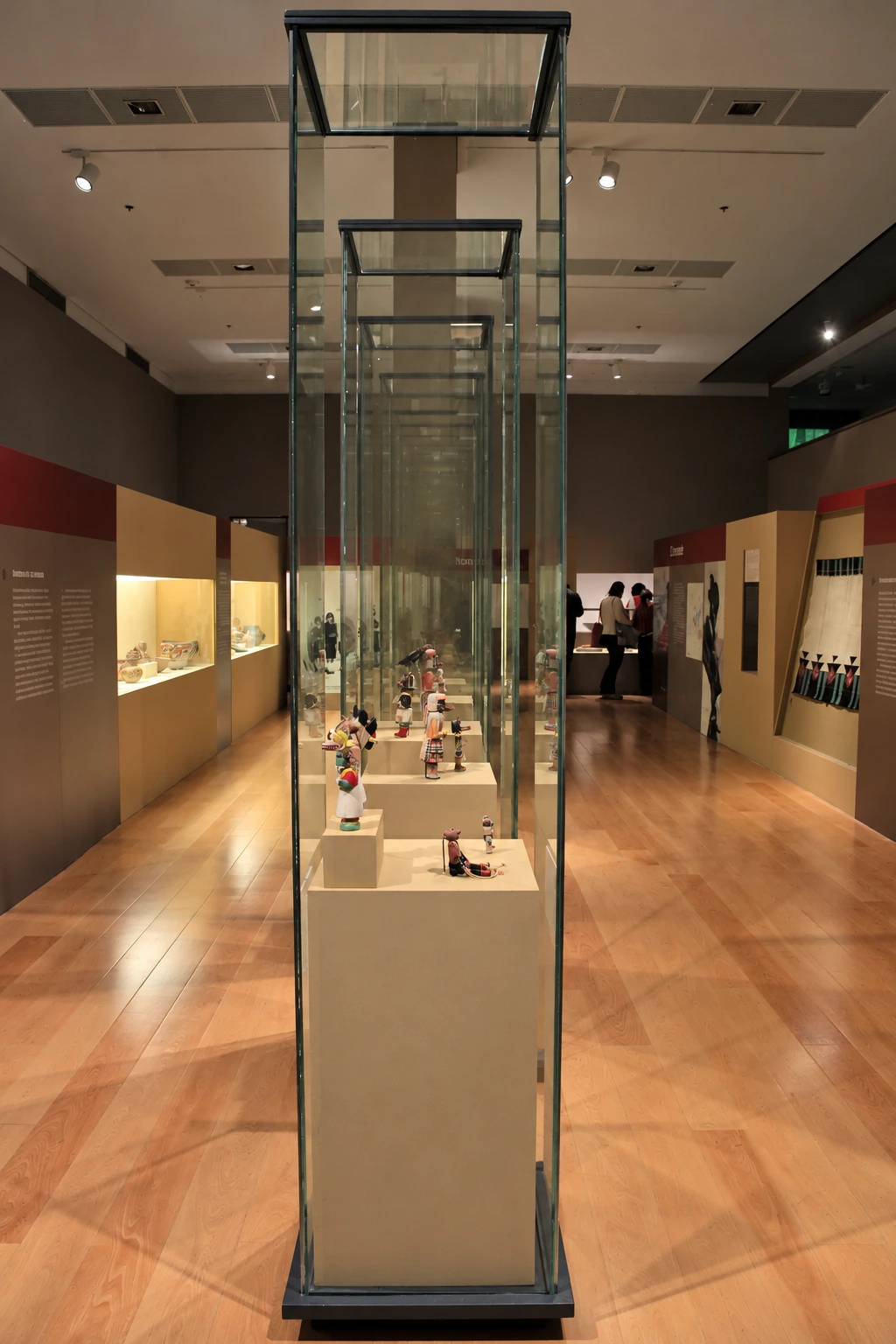 haute vitrine isolée — Amérindiens d’Amérique du Nord : traditions et transitions