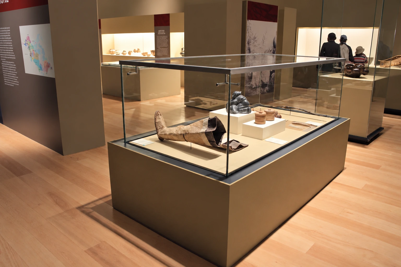 vitrine-table éclairée — Amérindiens d’Amérique du Nord : traditions et transitions
